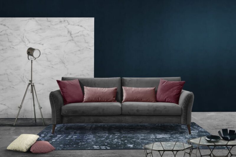 test-du-canape-courtois-laville-figari-velours-elegance-et-coussins-inclus_1 canapé Courtois Laville Figari : velours, élégance et coussins inclus - vue détaillée