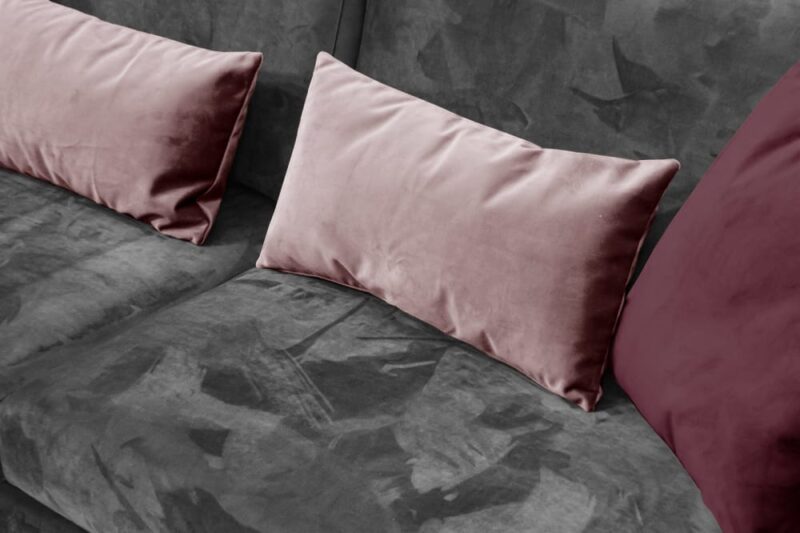 test-du-canape-courtois-laville-figari-velours-elegance-et-coussins-inclus_2 canapé Courtois Laville Figari : velours, élégance et coussins inclus - mise en situation