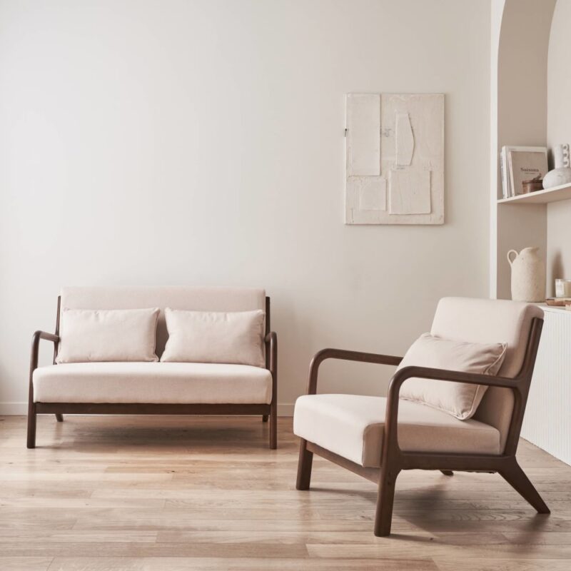 Test sweeek LORENS : fauteuil et banquette au style scandinave, bois chaleureux et assise épaisse