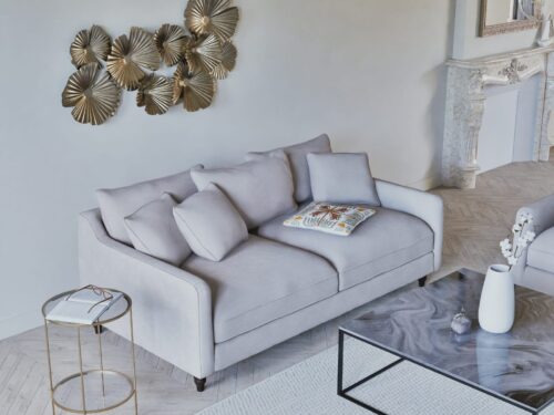 Canapé Auguste Maisons Du Monde : un 3 places classique en tissu beige qui joue la carte de l'élégance intemporelle - vue détaillée