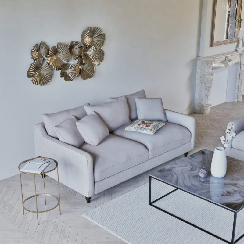 Canapé Auguste Maisons Du Monde : un 3 places classique en tissu beige qui joue la carte de l&rsquo;élégance intemporelle - Canapé Maisons du Monde