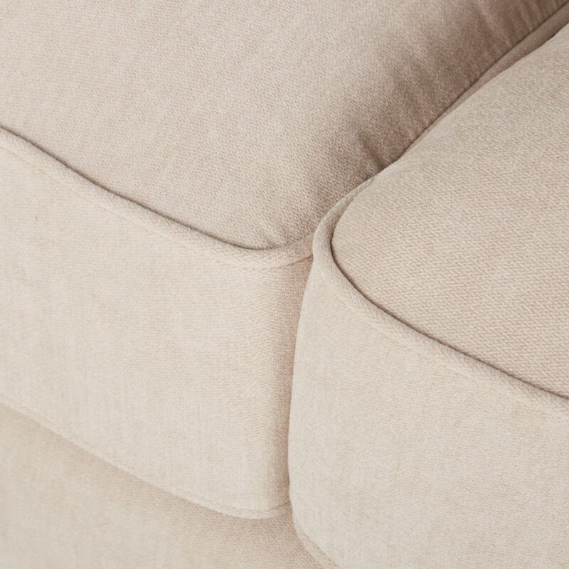 Canapé Auguste Maisons Du Monde : un 3 places classique en tissu beige qui joue la carte de l&rsquo;élégance intemporelle - Canapé Maisons du Monde