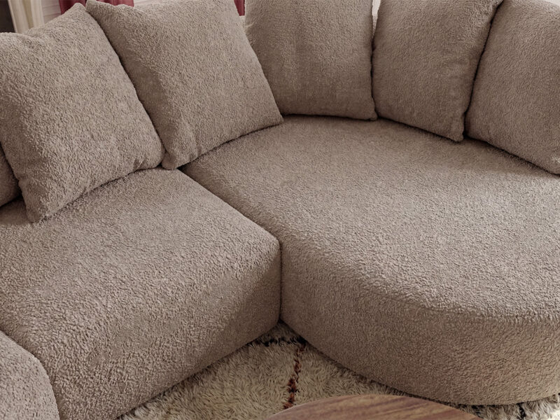 Canapé Calypso Bobochic : un angle droit en bouclette taupe pour les salons qui veulent du caractère sans sacrifier le confort - Canapé Bobochic