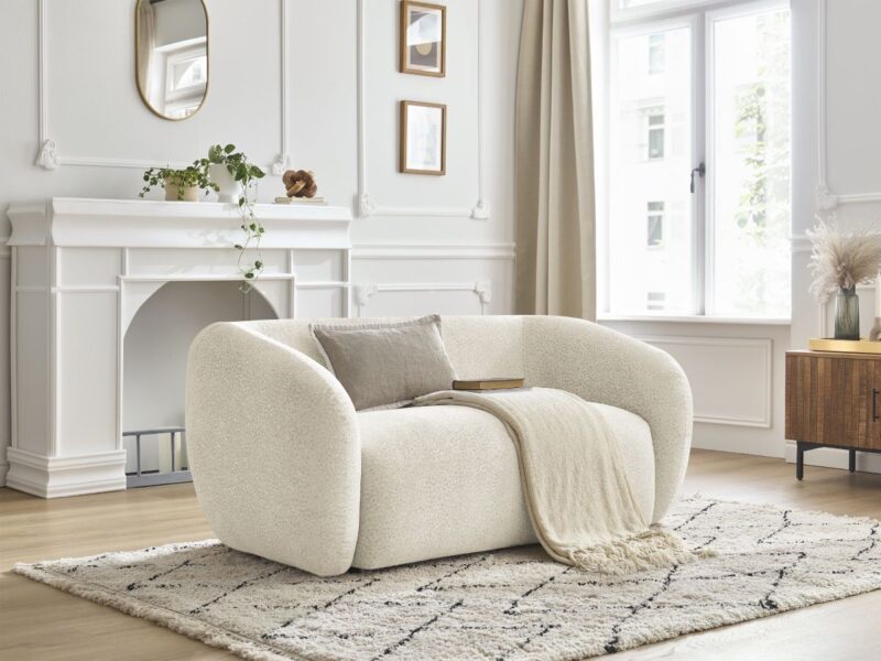 Canapé Céline Bobochic : un 2 places fixe en tissu texturé beige aux courbes douces et à l&rsquo;assise généreuse - Canapé Bobochic