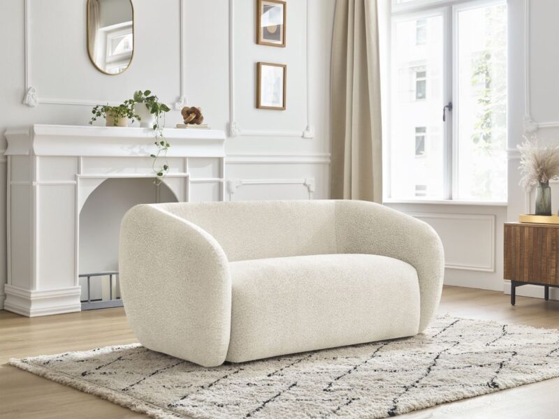 Canapé Céline Bobochic : un 2 places fixe en tissu texturé beige aux courbes douces et à l&rsquo;assise généreuse - Canapé Bobochic