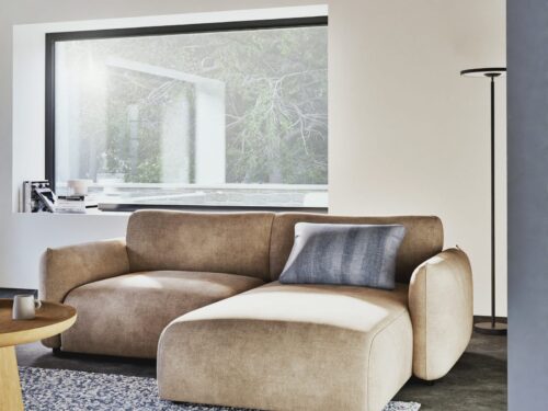 Canapé Jada Maisons du Monde : un angle droit velouté beige qui structure le salon avec élégance - vue détaillée